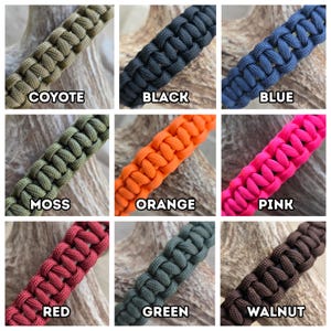 K&ouml;nnte beinhalten: Nahaufnahme von neun Paracord-Mustern in verschiedenen Farben, darunter Coyote, Schwarz, Blau, Moos, Orange, Pink, Rot, Gr&uuml;n und Walnuss. Jedes Muster ist mit seinem jeweiligen Farbnamen in wei&szlig;er Schrift beschriftet.