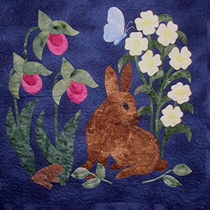 K&ouml;nnte beinhalten: Ein braunes Kaninchen sitzt in einem Feld mit Blumen. Die Blumen sind wei&szlig; und gelb mit gr&uuml;nen Bl&auml;ttern. Ein blauer Schmetterling fliegt &uuml;ber den Blumen. Der Hintergrund ist dunkelblau.