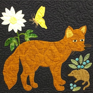 Puede incluir: Una tela acolchada azul oscuro con un zorro bordado, una mariposa, una flor, un escarabajo, una ardilla y un rat&oacute;n. La tela est&aacute; decorada con un patr&oacute;n de enredadera de hojas.