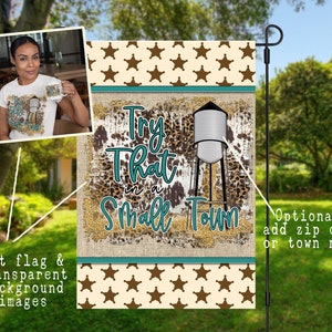 Peut inclure: Un drapeau de jardin avec un motif de couleur brun, blanc et turquoise. Le drapeau représente une tour d'eau avec le texte "Try That in a Small Town" dans une police d'écriture usée. Le drapeau a un motif d'étoiles brunes en haut et en bas.