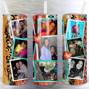 Op de afbeelding: Een roestvrijstalen tumbler met een collage van foto's van stellen. De tumbler heeft een turquoise, oranje en bruin geometrisch patroon. De foto's zijn in een Polaroid-stijl frame. De tumbler heeft de namen "Brylee" en "Chase" erop.
