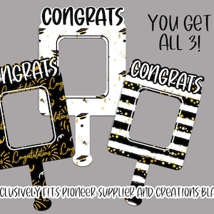 Puede incluir: Tres accesorios de cabina de fotos en blanco y negro con detalles dorados. Cada accesorio presenta un diseño diferente con la palabra "Congrats" en la parte superior. Los accesorios están diseñados para adaptarse a los espacios en blanco de Pioneer Supplier and Creations.