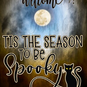Pode incluir: Um gr&aacute;fico tem&aacute;tico de Halloween com uma lua cheia e nuvens no fundo. O texto diz "Bem-vindo! &Eacute; a &eacute;poca de ser assustador" com um gato preto sentado abaixo do texto.