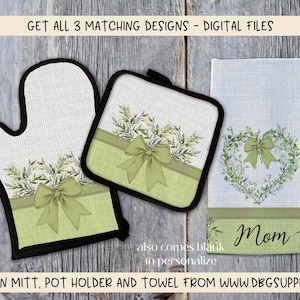 Puede incluir: Un conjunto de tres artículos de cocina con un diseño de corona verde con un lazo. El conjunto incluye un guante para horno, un posavasos y una toalla de té. La toalla de té tiene la palabra "Mamá" impresa.