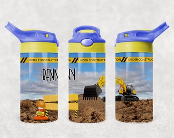 Puede incluir: Botella de agua de construcción amarilla y azul con una excavadora negra y el nombre "BENN" impreso en el lateral. La botella tiene una tapa amarilla con un pico azul.