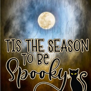Pode incluir: Um gato preto com olhos amarelos senta-se em frente a um gr&aacute;fico de Halloween assustador que diz "Tis the season to be spooky". O gr&aacute;fico est&aacute; sobre um fundo de lua cheia e nuvens.