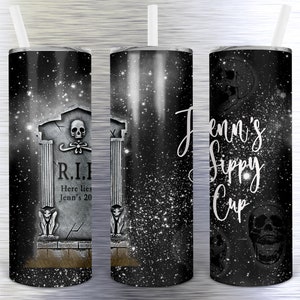 Peut inclure: Un gobelet noir et blanc avec un motif d'Halloween effrayant. Le gobelet présente une pierre tombale avec l'inscription "R.I.I. Here lies Jenn's 20" et deux gargouilles. L'arrière-plan est une galaxie noire avec des étoiles blanches. Le texte "Jenn's Sippy Cup" est écrit sur le gobelet.