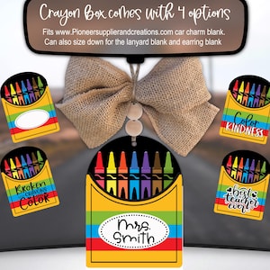 Pode incluir: Pingente de carro com caixa de lápis de cor com quatro opções de design. O pingente apresenta um design de caixa de lápis de cor com listras coloridas e texto. O texto inclui "Color Kindness", "Broken Crayons Still Color" e "Best Teacher Ever".
