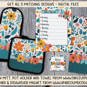 Puede incluir: Un conjunto de cinco artículos de cocina a juego con un patrón floral con acentos en turquesa, naranja y amarillo. El conjunto incluye un guante para horno, un posavasos, una toalla, una pizarra de menú y un imán para lavavajillas. La pizarra de menú tiene una lista de los días de la semana y el texto "Esta Semana". El imán para lavavajillas tiene el texto "Colgar Limpio".