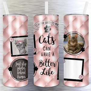 Puede incluir: Un vaso de acero inoxidable rosa y blanco con un diseño acolchado y diamantes de imitación. El vaso tiene un marco de fotos en blanco y negro con un gato dentro. El vaso también tiene el texto "Trabajo duro para que mis gatos tengan una mejor vida" y "Solo desliza fotos detrás de los marcos".