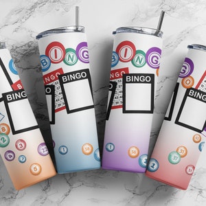 Puede incluir: Cuatro vasos de acero inoxidable con temática de bingo. Cada vaso tiene un degradado de color diferente y presenta bolas de bingo, una tarjeta de bingo y la palabra "Bingo".
