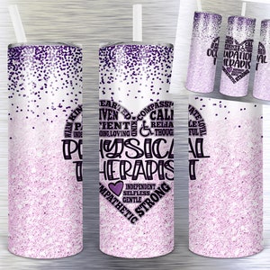 Op de afbeelding: Een witte tumbler met een roze glitterontwerp en een zwart hart met de woorden "Physical Therapist" erin. Het hart is omringd door woorden die de eigenschappen van een fysiotherapeut beschrijven, zoals "meelevend", "zorgzaam", "betrouwbaar" en "sterk".