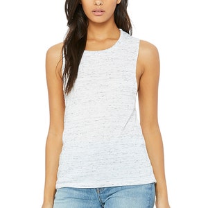 Puede incluir: Camiseta blanca sin mangas de tirantes finos con un patr&oacute;n moteado. La camiseta est&aacute; hecha de una tela suave y c&oacute;moda y tiene un corte holgado.