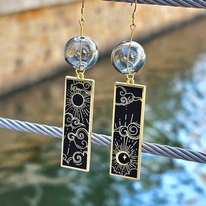 Harmonie céleste : élégantes boucles d'oreilles pendantes soleil et lune en or 18 carats