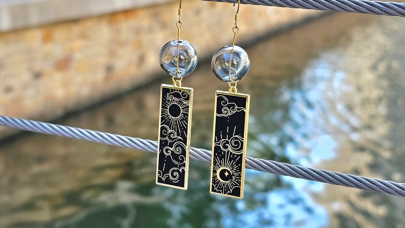 Celestial Harmony: Eleganckie wiszące kolczyki ze złota 18k w kształcie słońca i księżyca