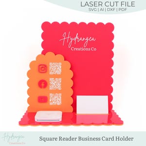 Może przedstawiać: Czerwony i pomarańczowy wizytownik z falistą krawędzią. Uchwyt zawiera tekst "Hydrangea Creations Co" i kody QR mediów społecznościowych. Widoczny jest również biały czytnik Square i wizytówka.