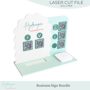 Könnte beinhalten: Ein lasergeschnittenes Firmenschild in Weiß und Mintgrün. Das Schild zeigt den Text "Hydrangea Creations Co" und Social-Media-Symbole mit QR-Codes. Der Sockel hat einen Schlitz und ein weißes Quadrat. Der Text "Business Sign Bundle" steht unten.