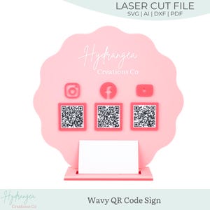 Puede incluir: Un letrero rosa ondulado con códigos QR, el texto "Hydrangea Creations Co." e iconos de redes sociales. El letrero tiene tres códigos QR y una ranura para una tarjeta. El texto "Wavy QR Code Sign" está en la parte inferior.