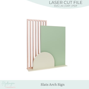 Könnte beinhalten: Ein lasergeschnittenes Holzschild mit geometrischem Design. Es verfügt über eine vertikale Lamellenplatte in hellbrauner Farbe, eine rechteckige Platte in Salbeigrün und eine halbkreisförmige Form in Creme. Das Schild trägt die Aufschrift "Slats Arch Sign".