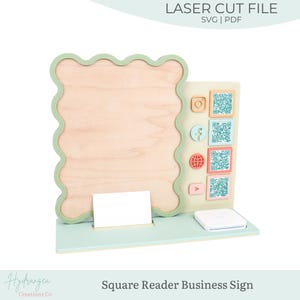 Op de afbeelding: Een houten bedrijfsbord met een lichtgroene golvende rand en een licht houten midden. Het bord heeft een sleuf voor visitekaartjes en een sectie met social media QR-codes. De tekst "LASER CUT FILE SVG | PDF" staat bovenaan.