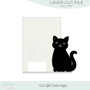 Könnte beinhalten: Lasergeschnittene Datei für ein Katzen-QR-Code-Schild. Das Design zeigt eine schwarze Katzensilhouette mit einem lächelnden Gesicht, die neben einem rechteckigen Panel sitzt. Der Text "LASER CUT FILE SVG | PDF" steht oben.