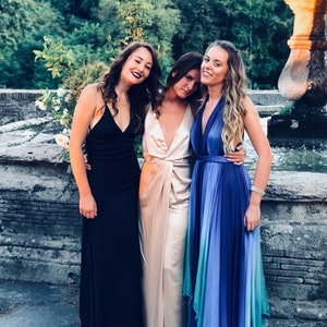 K&ouml;nnte beinhalten: Drei Frauen in Abendkleidern. Die Frau links tr&auml;gt ein schwarzes Kleid, die Frau in der Mitte ein champagnerfarbenes Kleid und die Frau rechts ein blaues Ombre-Kleid.