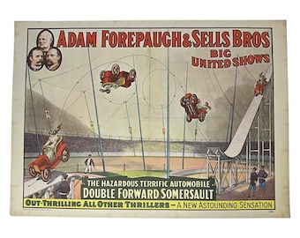 Könnte beinhalten: Vintage Zirkusplakat für Adam Forepaugh & Sells Bros. Big United Shows. Das Plakat zeigt Illustrationen von roten Autos, die Stunts ausführen, darunter einen doppelten Vorwärtssalto. Der Text enthält "The Hazardous Terrific Automobile Double Forward Somersault".
