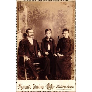 Antiguo retrato familiar victoriano de la década de 1800 en formato de gabinete de Morans Studio, Eldora, Iowa