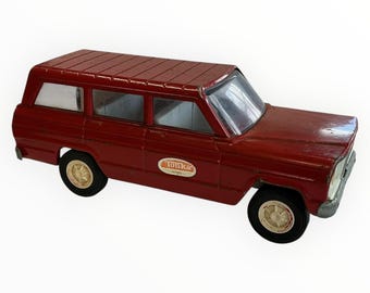 Camioneta de juguete Tonka Jeep Wagoneer Station Wagon roja de acero prensado, estilo clásico.