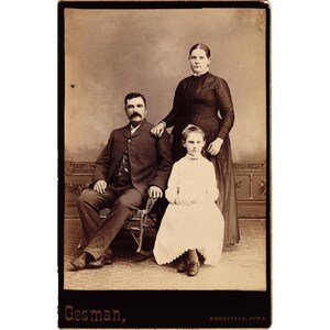 Tarjeta de gabinete antigua del siglo XIX, foto familiar de la época victoriana en Knoxville, Iowa