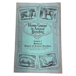 以下が含まれることがあります： 「Home Course in Animal Breeding」と題されたヴィンテージの小冊子。表紙は薄い青色で、牛、馬、豚、羊のイラストが描かれています。「Lesson 1」と「National School of Animal Breeding」の文字が含まれています。