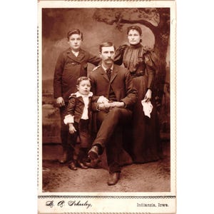 Tarjeta de gabinete antigua del siglo XIX Retrato familiar victoriano Atuendo elegante Indianola IA