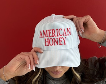 Gorra de rayas americanas con estampado de miel / bonita gorra de camionero patriótica, gorra del 4 de julio, gorra americana bordada, gorra roja, blanca y azul, gorra moderna