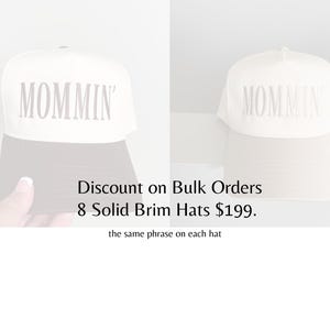 Puede incluir: Dos gorras de b&eacute;isbol blancas con la palabra "MOMMIN'" impresa en gris. Las gorras tienen una visera s&oacute;lida. La imagen tambi&eacute;n incluye el texto "Discount on Bulk Orders" y "8 Solid Brim Hats".