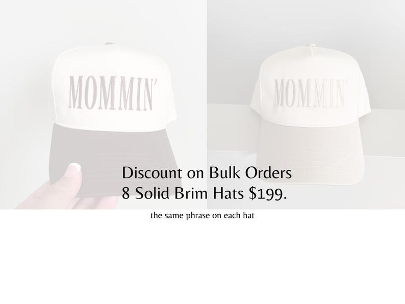 Puede incluir: Dos gorras de b&eacute;isbol blancas con la palabra "MOMMIN'" impresa en gris. Las gorras tienen una visera s&oacute;lida. La imagen tambi&eacute;n incluye el texto "Discount on Bulk Orders" y "8 Solid Brim Hats".