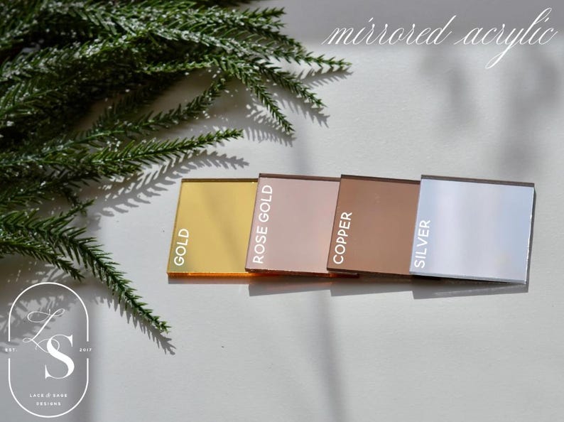 Pu&ograve; includere: Campioni di acrilico a specchio dorato, oro rosa, rame e argento. I campioni sono rettangolari e disposti in fila. Le parole "GOLD", "ROSE GOLD", "COPPER" e "SILVER" sono stampate su ogni campione.