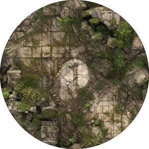 Puede incluir: Vista circular y cenital de una ruina de piedra con un patrón de cuadrícula. La piedra está desgastada y cubierta de parches de musgo verde y vegetación. Un círculo blanco con el número 1 está superpuesto a la imagen.