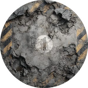 Könnte beinhalten: Kreisförmiges Bild einer beschädigten Betonoberfläche mit einem weißen Kreis, der die Zahl 1 enthält. Der Beton ist gerissen und gebrochen, mit gelben und schwarzen Diagonalstreifen am Rand.
