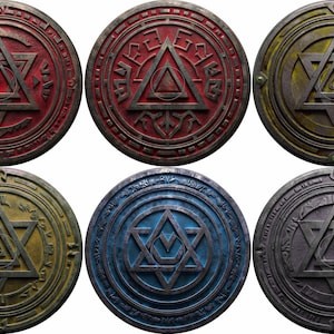 Könnte beinhalten: Ein Set aus sechs runden Medaillons mit erhabenen geometrischen Mustern, darunter ein zentrales Stern- und Dreiecksmotiv. Die Sammlung umfasst zwei rote, zwei gelbe, ein blaues und ein dunkelgraues Medaillon mit jeweils detaillierten Gravuren.