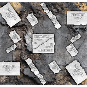 Puede incluir: Una colección de piezas de área de terreno grises con el texto "TERRAIN AREA 1" y "TERRAIN AREA 2" impreso en ellas. Las piezas son de varios tamaños, incluyendo 29.2 cm x 17.8 cm y 29.2 cm x 20.3 cm. El fondo es una superficie gris texturizada.