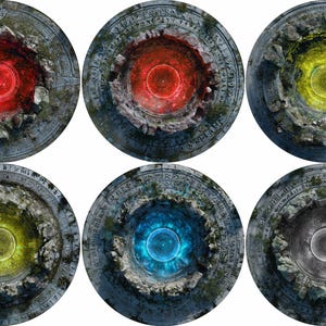 Puede incluir: Un conjunto de seis tapetes de juego circulares con texturas detalladas similares a la piedra y bordes rúnicos grabados. Cada tapete muestra un efecto de portal central brillante en colores distintos: dos rojos, dos amarillos, uno azul y uno gris-blanco.