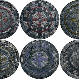 Puede incluir: Seis patrones circulares de mosaico de piedra dispuestos en dos filas. Cada diseño presenta una cruz central rodeada por anillos concéntricos de pequeños adoquines grises desgastados, con colores de acento en rojo, amarillo y morado.