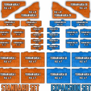 K&ouml;nnte beinhalten: Eine Sammlung von orangefarbenen und blauen Gel&auml;ndeteilen f&uuml;r Tabletop-Spiele. Die orangefarbenen Teile sind als Standard Set und die blauen als Expansion Set gekennzeichnet. Jedes Teil enth&auml;lt Text zur Identifizierung des Gel&auml;ndes und Ma&szlig;e in Zoll.