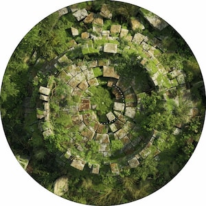 Op de afbeelding: Een luchtfoto van een cirkelvormige stenen structuur die begroeid is met groene planten en mos. De stenen zijn in concentrische cirkels gerangschikt, waardoor een patroon van concentrische ringen ontstaat.