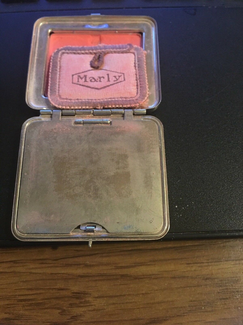 metal 1-12 x 2 Les Parfums Marly Rougepowder Mini Compact