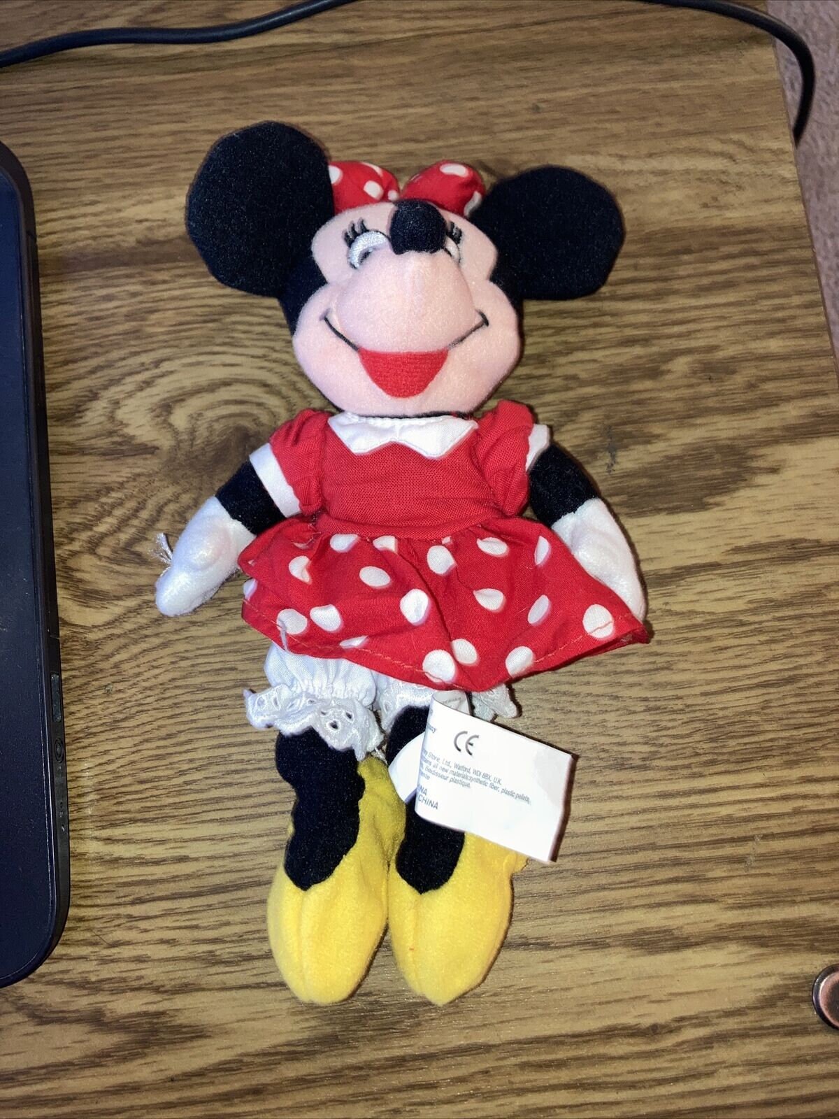 Disney Store Peluche Minnie Mouse de Taille Moyenne, 45 cm / 17,  Personnage Iconique en Peluche en Robe Rose à Pois, nœud et  caractéristiques emblématiques brodées, Convient à Tous Les âges. 