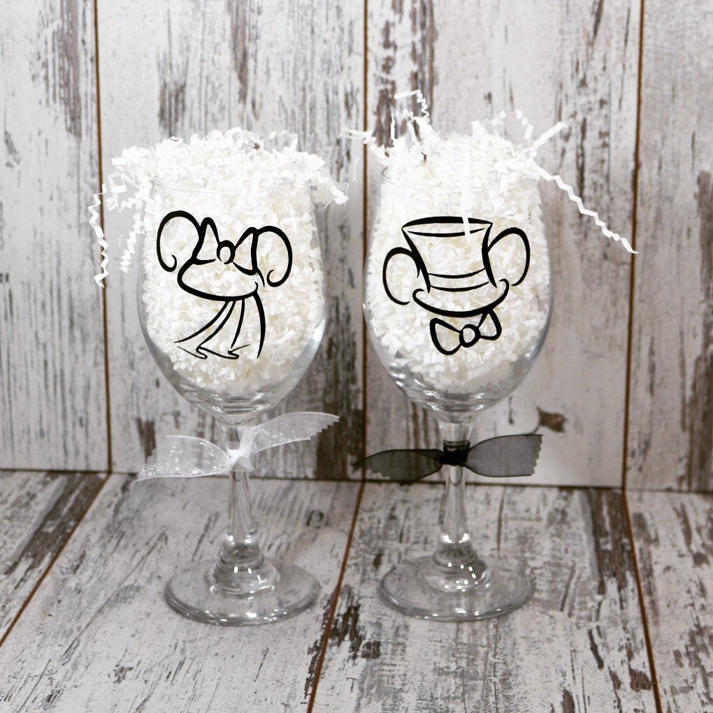 Mickey And Minnie Bride and Groom Wine Glass set . Wedding Wine Glass Set .  Wedding Gift