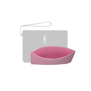 Peut inclure: Une pochette matelassée grise avec un logo YSL argenté et une doublure en feutre rose.