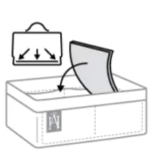 Könnte beinhalten: Eine weiße Stoffaufbewahrungsbox mit einem schwarzen Etikett, auf dem "The Home Edit" steht. Die Box ist geöffnet und ein Stapel gefalteter Stoffe wird hineingelegt.