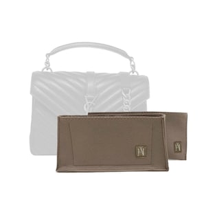 Peut inclure: Deux organiseurs de sac en feutre beige avec un petit logo sur chacun. Les organiseurs sont conçus pour s'adapter à l'intérieur d'un sac à main de créateur.